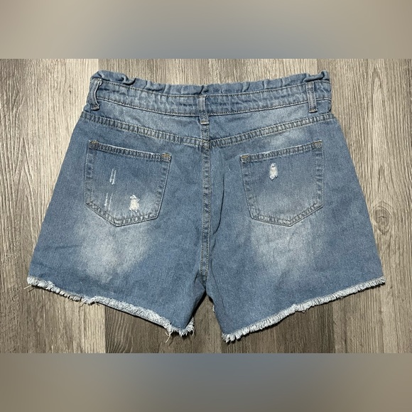 Lily Clothing Light Wash Distressed Denim Jean Shorts - Size Medium 31” Waist - Picture 2 of 7